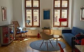 Stilvolle Moderne unter hohen Decken